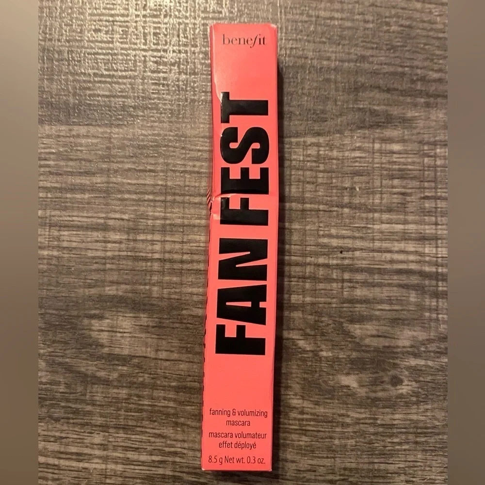 NEW - Benefit Fan Fest Fanning Volumizing Mascara. Black. (Box dented)